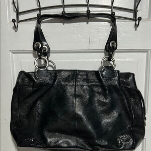 Perlina Black Shoulder Bag with Timeless Design